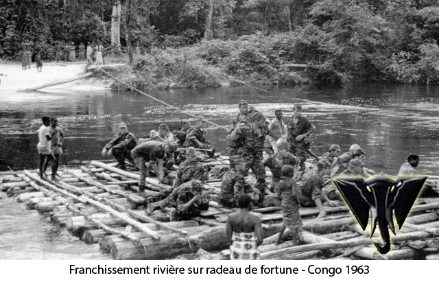 Franchissement rivière sur radeau de fortune - Congo 1963 